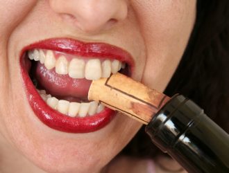 Хотите иметь здоровые зубы? Пейте красное вино!
