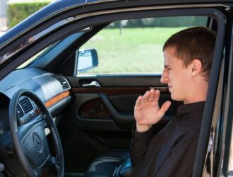 3 причины возникновения неприятного запаха в салоне авто